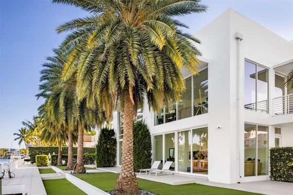 Exterior, Facade, Modern