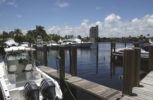 Exterior, Lake