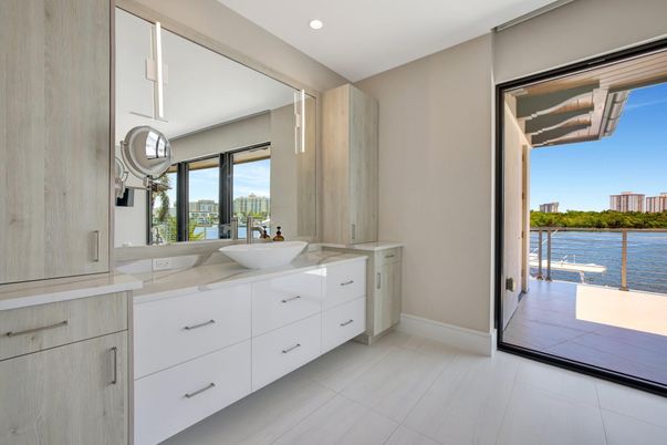 Bathroom, Dual Sink Vanities, Interior, Recessed Lighting, Water