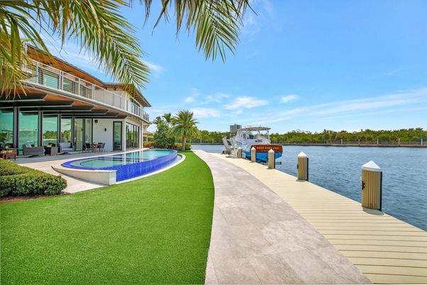 Exterior, Lake