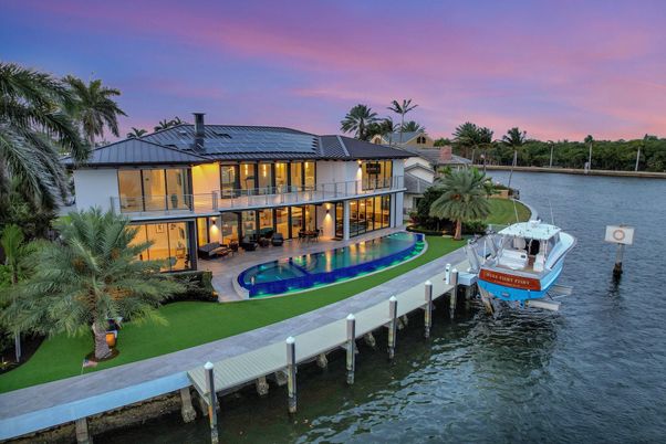 Exterior, Lake