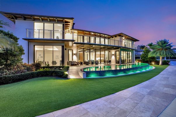 Backyard, Exterior, Facade, Pool, Modern