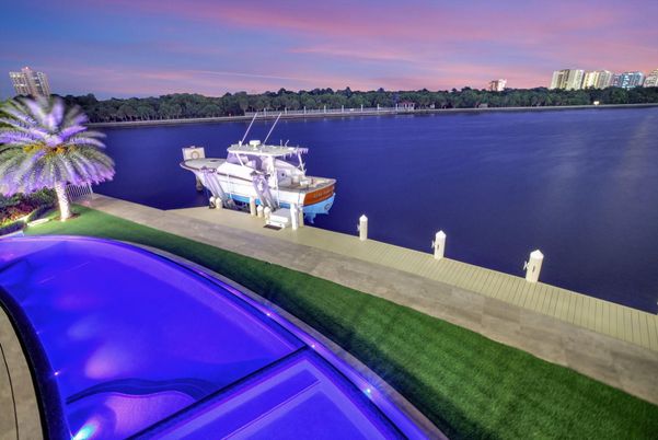 Exterior, Lake