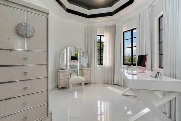 Home Office, Interior