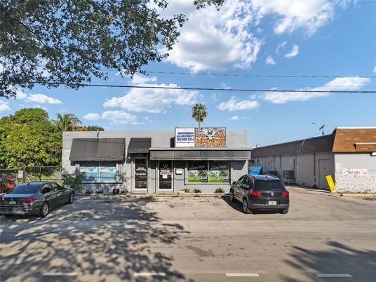 Exterior, Facade, Modern