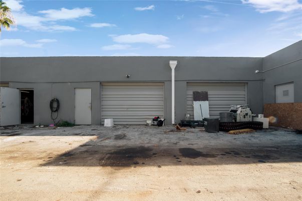 Attached, Exterior, Facade, None