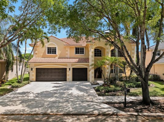 Attached, Exterior, Facade, Mediterranean