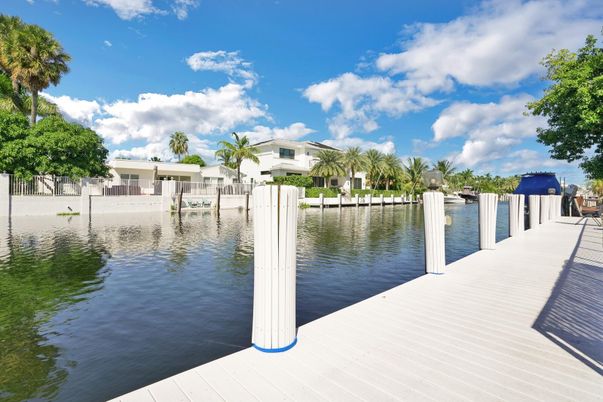 Exterior, Lake