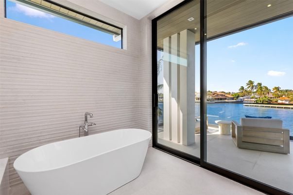 Bathroom, Free Standing Baths, Interior, Recessed Lighting, Water