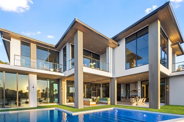 Exterior, Facade, Pool, Modern
