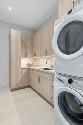 Interior, Recessed Lighting, Washer, Wood Texture Flooring