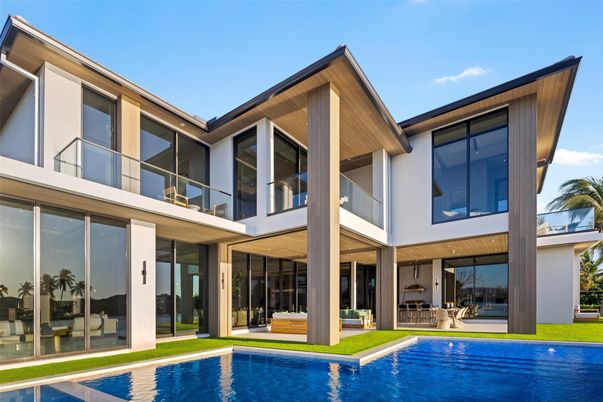 Exterior, Facade, Pool, Modern