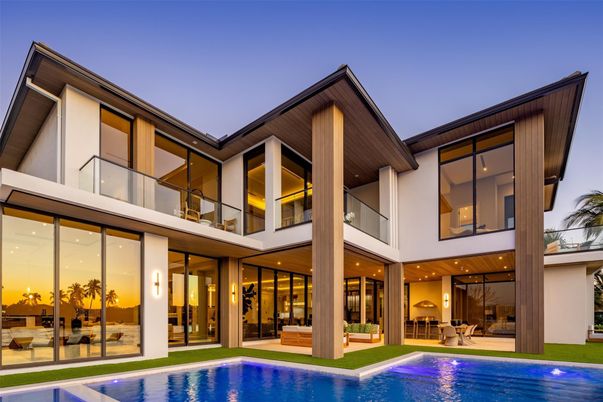 Exterior, Facade, Pool, Modern