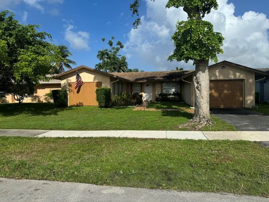 Attached, Exterior, Facade, Ranch
