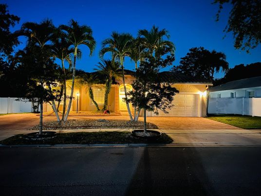 Attached, Exterior, Facade, Ranch