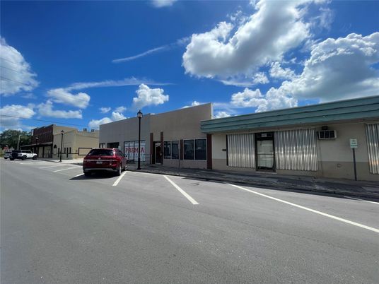Exterior, Facade, Modern