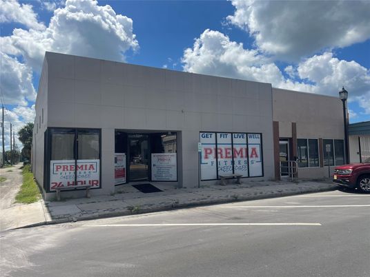 Exterior, Facade, Modern