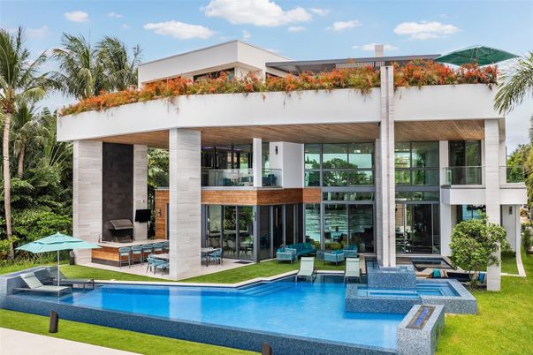 Exterior, Facade, Pool, Modern