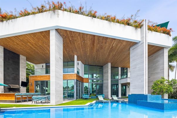 Exterior, Facade, Pool, Modern