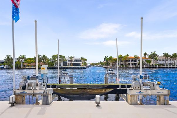 Exterior, Lake