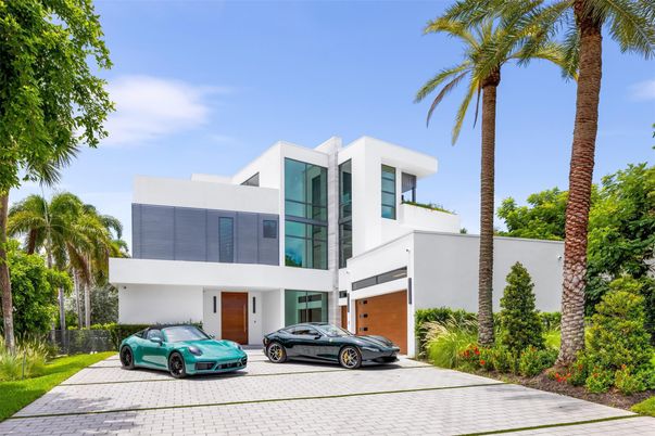 Attached, Exterior, Facade, Modern