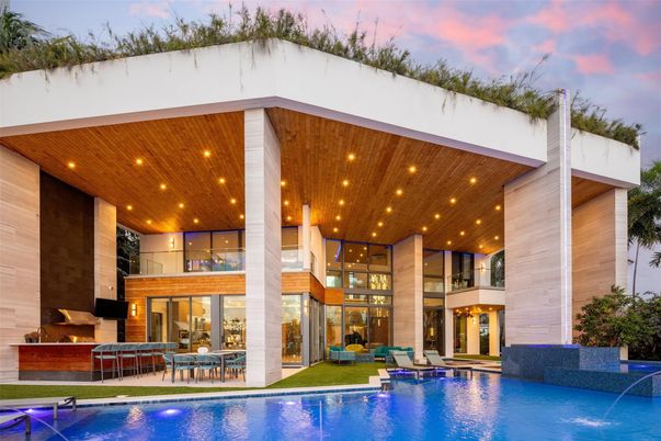 Exterior, Facade, Pool, Modern