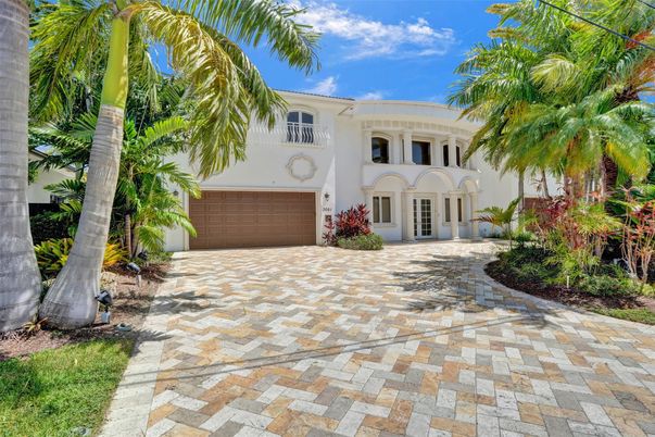 Attached, Exterior, Facade, Mediterranean