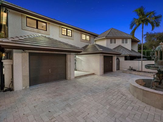Attached, Exterior, Facade, Mediterranean