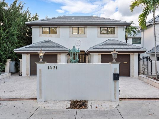 Attached, Exterior, Facade, Mediterranean