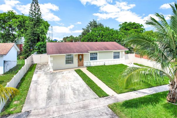 Backyard, Exterior, Facade, Ranch