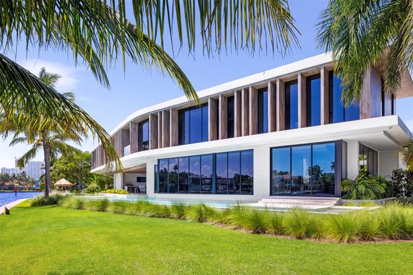 Backyard, Exterior, Facade, Water, Modern