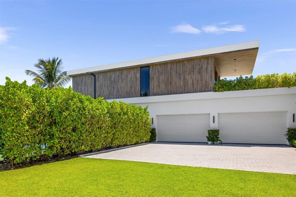 Attached, Exterior, Facade, Modern
