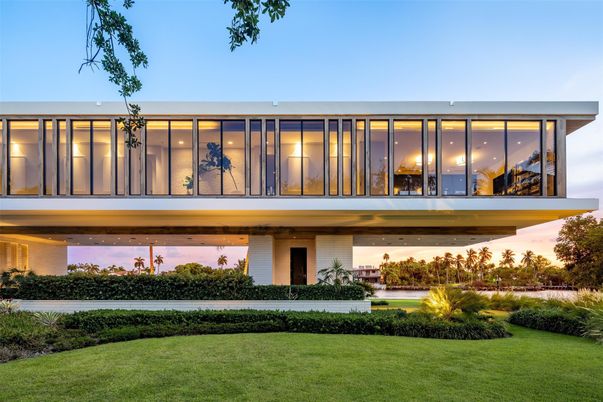 Exterior, Facade, Modern