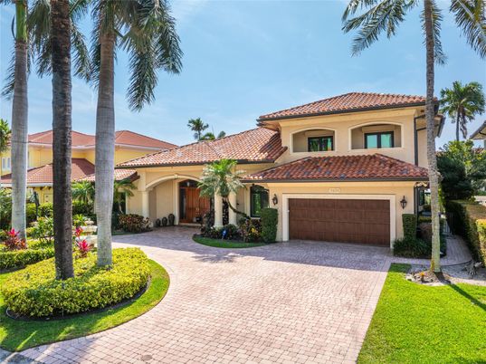 Attached, Exterior, Facade, Mediterranean