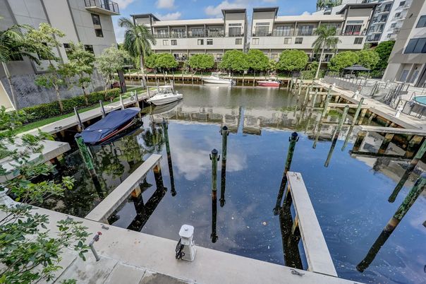 Exterior, Lake