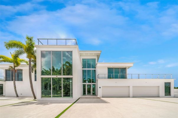 Attached, Exterior, Facade, Modern