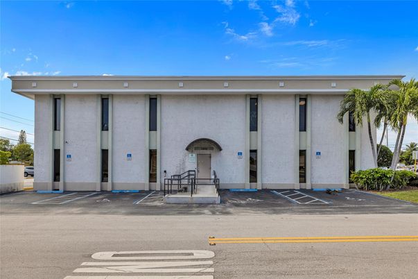 Exterior, Facade, Modern