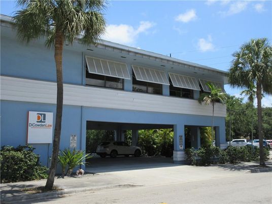 Exterior, Facade, Modern