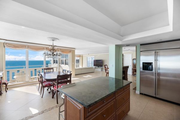Chandelier, Dining room, Interior, Kitchen, Stainless Steel Appliances, Water