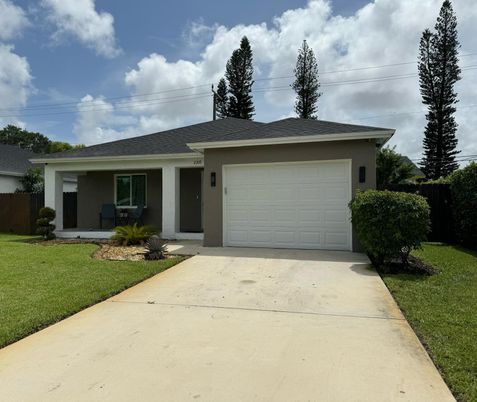 Attached, Exterior, Facade, Ranch