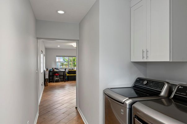 Interior, Recessed Lighting, Washer, Wood Texture Flooring