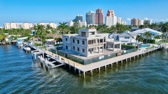 Exterior, Lake