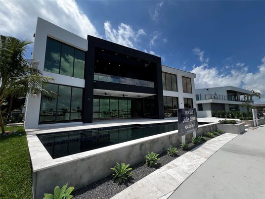 Exterior, Facade, Pool, Modern