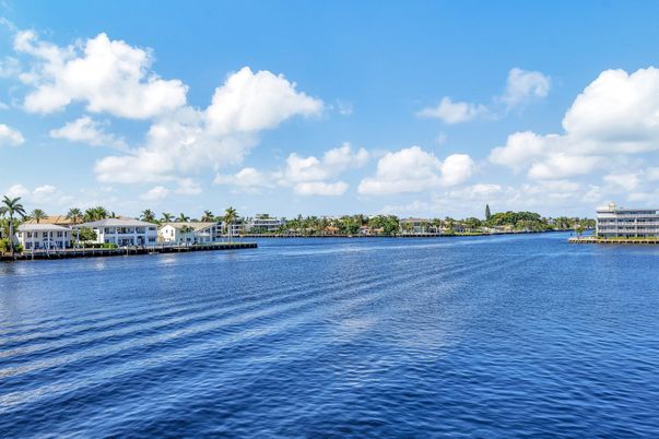 Exterior, Lake