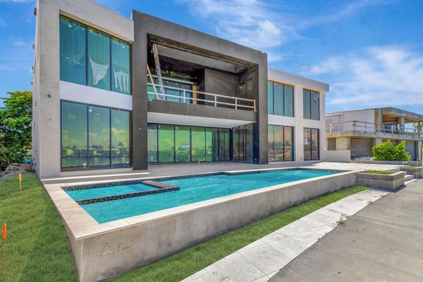 Exterior, Facade, Pool, Modern