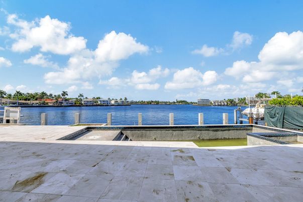 Exterior, Lake