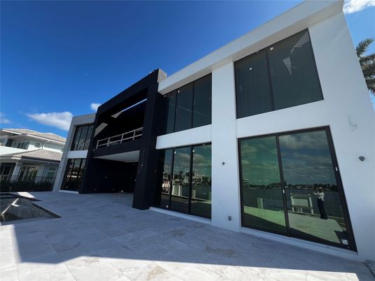 Exterior, Facade, Modern