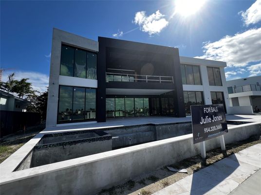 Exterior, Facade, Modern