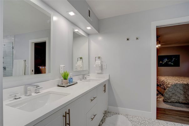 Bathroom, Dual Sink Vanities, Interior, Recessed Lighting