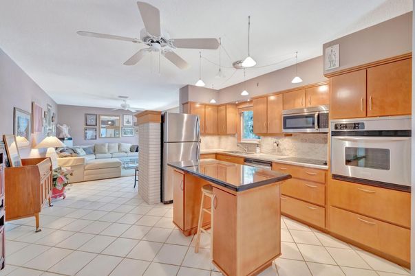 Interior, Kitchen, Living room, Pendant Lights, Recessed Lighting, Stainless Steel Appliances
